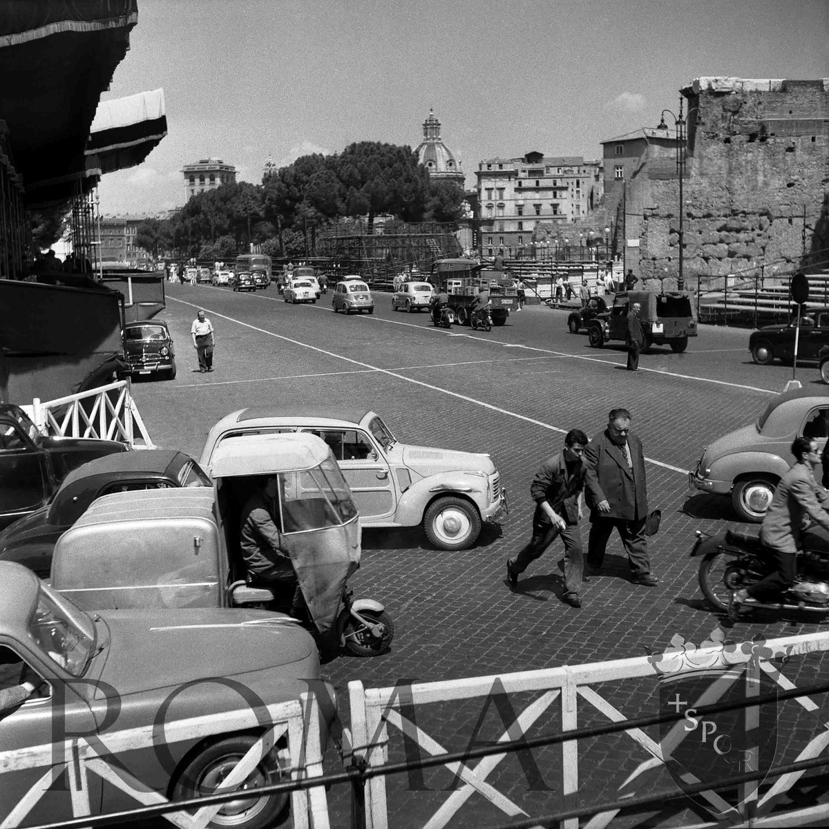 Roma's tweet photo. #Romember - Ricordi di Roma - Le vie di Roma: Via dei Fori Imperiali, foto del 1957
#BuongiornoRoma © Archivio Capitolino https://t.co/C1QOTGD12Y
