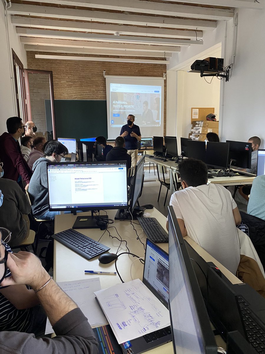 Avui els alumnes de DAW del <a href="/ce_politecnics/">Politècnics</a> han rebut les demandes del seu primer projecte #ABP per part del client. Segur que anirà molt bé i aprendran molt!
Per nadal en veurem els resultats!