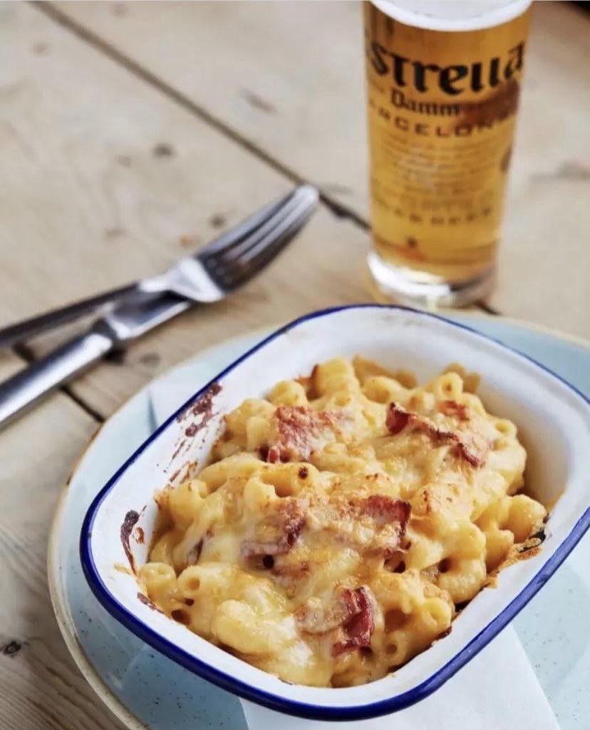 MolinoLounge's tweet photo. It’s cheeky Monday! Treat yourself to any main or burger to get a free glass of wine or dessert🍰🤩 from 5pm onwards #cheekymonday #lovelounging https://t.co/xMBMinFUi8