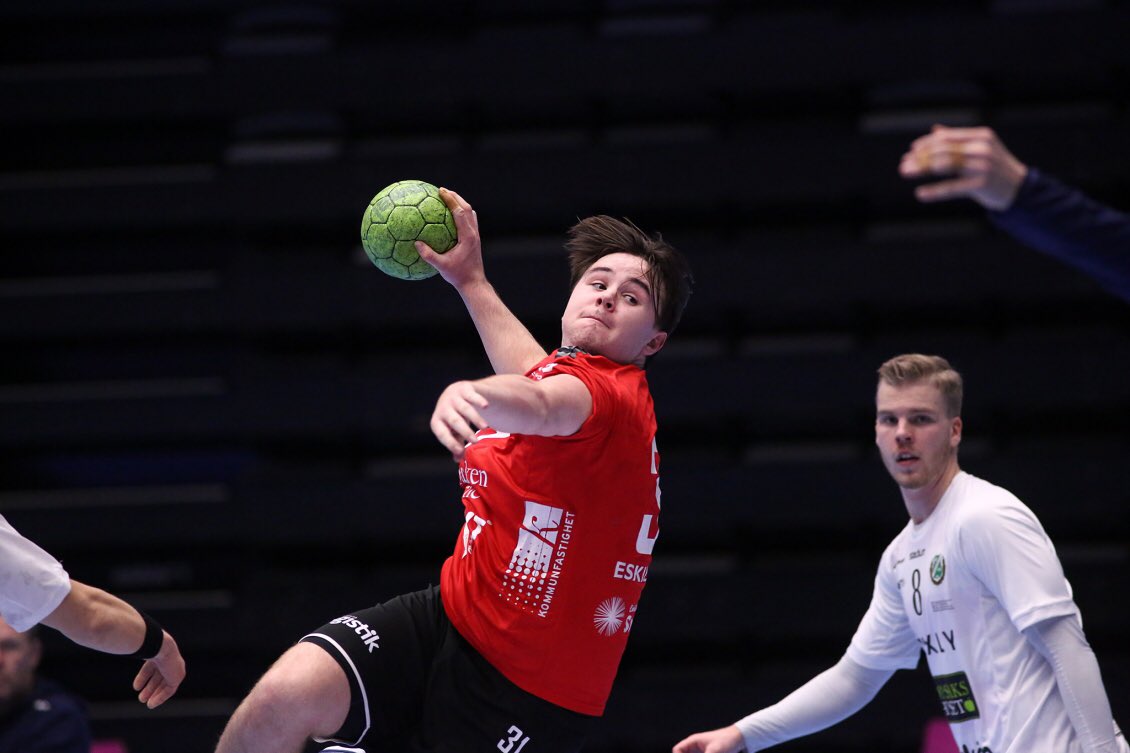 Matchdag imorgon 🔥 Herrlaget åker till Göteborg för match mot Önnered ❤️

Matchen startar 19:00 i ÖHK-hallen och om ni inte är på plats så ser ni matchen som vanligt via CMore #guifhjärta #banken_eskilstunaguif #idrottsevolution #hummelsports