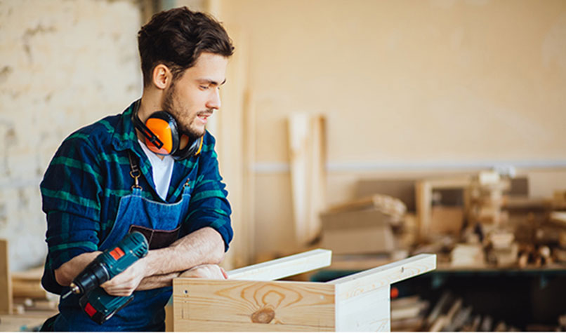 работа плотником вакансии для мужчин. работа плотником вакансии для мужчин. плотник. столяр плотник. в мастерской красивый мужчина.