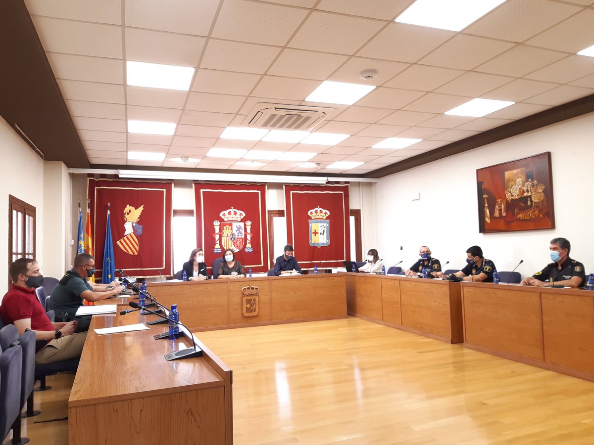 Ajunt_Benicarlo's tweet photo. 👮 Un ampli dispositiu de seguretat es coordinarà per a garantir unes #FallesBenicarló21 segures i sense incidents, segons ha acordat la Junta Local de Seguretat

🔷 Es vigilaran especialment els #horaris de tancament de l'oci nocturn i els #botellons

ℹ️ https://t.co/ylPHPjNd5Z https://t.co/wwqwdxSJFX