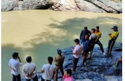 chetan005's tweet photo. @_DigitalIndia @PMOIndia @AAPUttarakhand @pushkardhami @SdrfUttarakhand 
प्रशासन के SDRF टीम के गैर जिम्मेदारी वाले रवैए से पहाड़ के निवासी का शरीर गंगा जी से निकालने के लिए परिवार जन पिछले 2 दिन से काफी परेशान। कृपया संज्ञान लेके इस कार्य को पूरा करने के लिए जल्द सहायता भेजे। https://t.co/7S7hy4M2G7