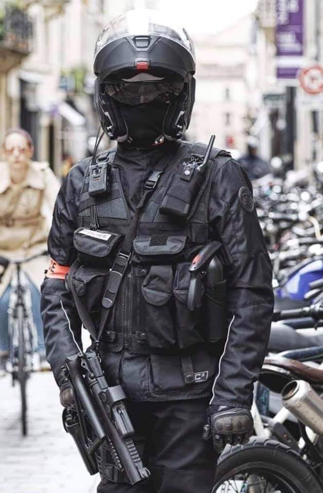 MaryMbois's tweet photo. "Qq chose m'échappe.
Image de gauche, un soldat en tenue de combat sur une zone de guerre, prêt à affronter tous les dangers.
Image de droite, un gardien de la paix, dans une démocratie, face à des manifestants pacifiques demandant une meilleure prise en compte des pbs."
Bruno B. https://t.co/q2SnLmcUJC