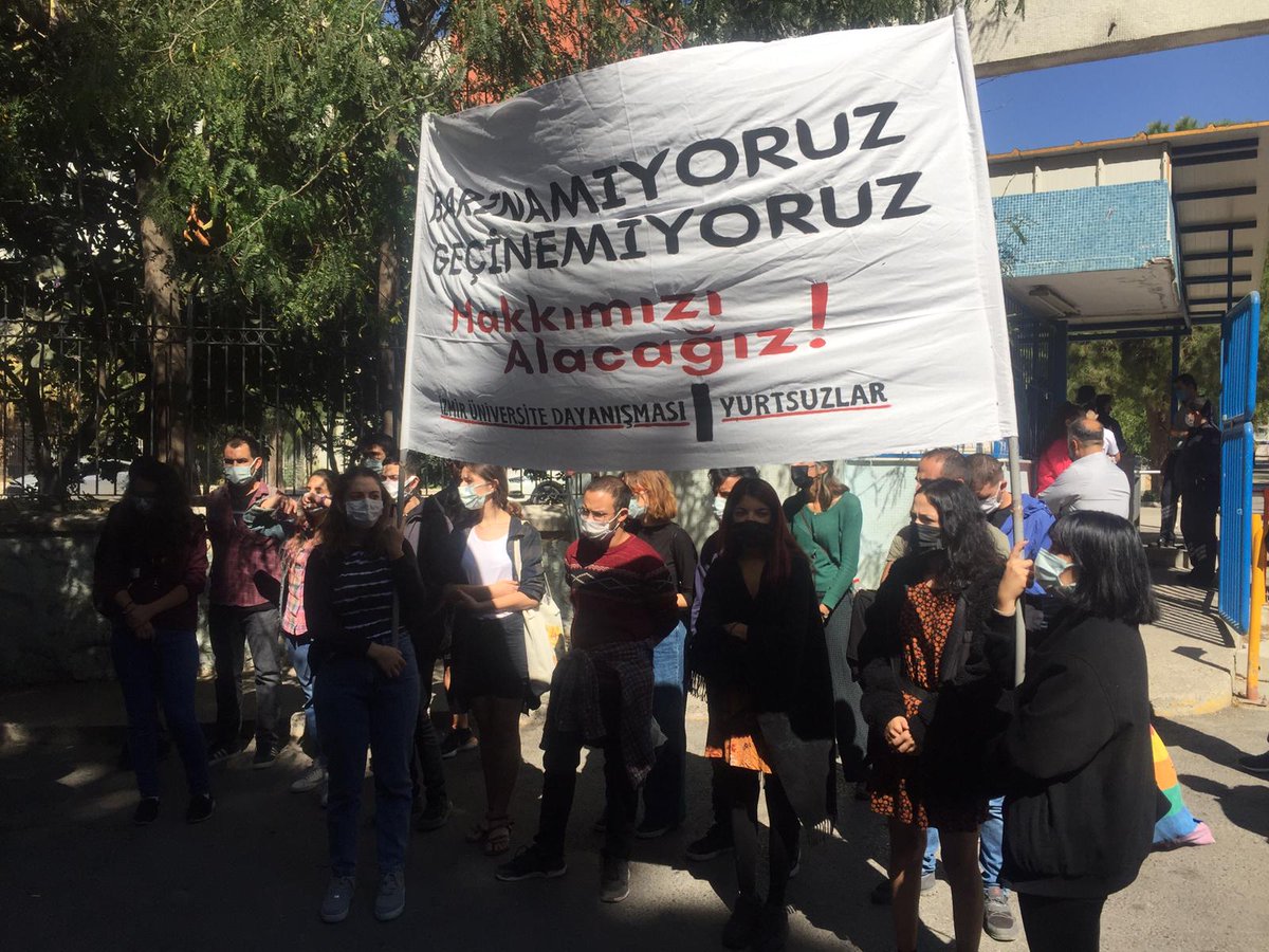 dayanismauni's tweet photo. Bugün Dokuz Eylül Üniversitesi İİBF kapısı önünde yurtsuzlar ile birlikte taleplerimizi tekrardan haykırdık.  
11 Ekim'de Ege Üniversitesi önünde taleplerimizi tekrardan haykıracağız. 

Üniversiteliler birlikte güçlüdür. Bize katılmak için⬇️
https://t.co/hmw2YBKIIu https://t.co/wCMgdJPk7P
