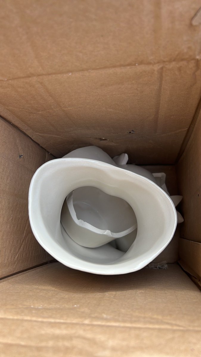 ItsJodess's tweet photo. Why can @Matalan never pack ceramics right? Two orders now have come smashed 🙄 learn how to pack things right please 🙏🏻 https://t.co/b7X6iDbiJY