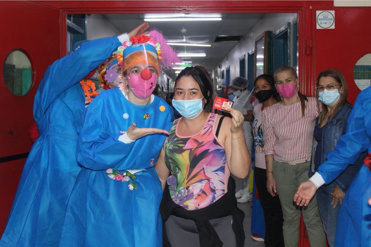 DrPayaSonrisaPy's tweet photo. La Primavera Sonrisa volvió este fin de semana con muchas sorpresas, gracias a  nuestros Paya Padrino de @mcdonalds_py que premiaron a nuestras concursantes destacadas de Primavera, del sector salud y familiares 🤡🤡♥️👏👏🌸💐🇵🇾🌺 https://t.co/3wJJyA5rWS
