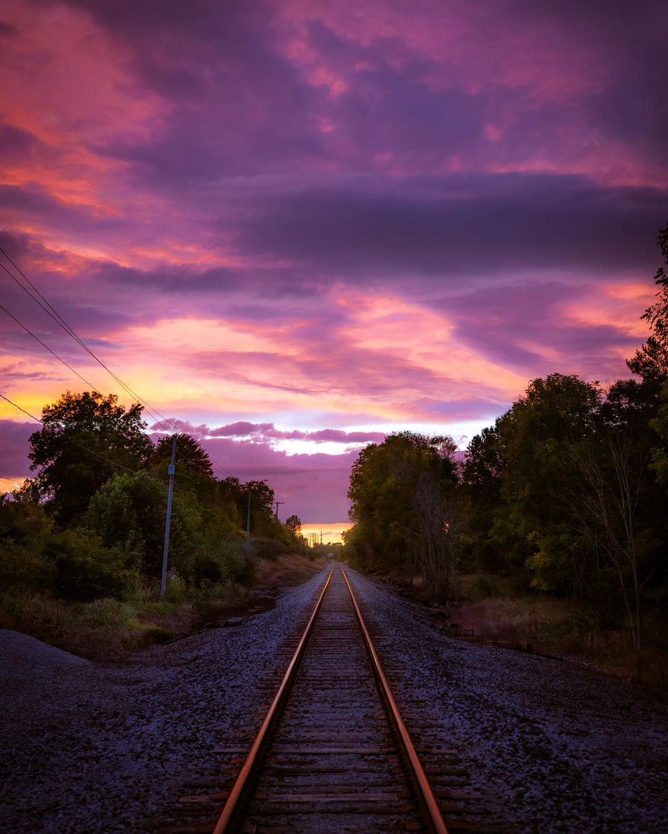 Happy Monday, Cleveland! Here's a colorful view to start your day. 😍 This gorgeous sunset snapshot was captured in Medina. 💜

Photo: nickhoeller on Instagram