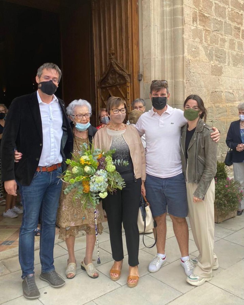 stmartidetous's tweet photo. 💐 Finalitza la #SetmanaGran de #Tous amb l'entrega del ram a la Pepita Junyent Claramunt com a veïna més gran del poble. Quins 97 anys més ben portats, felicitats! #FemTous https://t.co/eypEYWJZqM