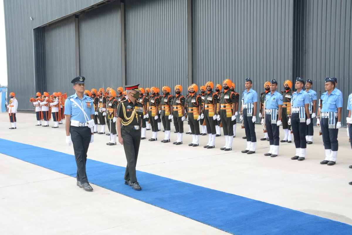 adgpi's tweet photo. An "Affiliation Ceremony" between The SIKH LIGHT INFANTRY &amp; 17 SQUADRON #IndianAirForce was solemnised today at Air Force Station, #AMBALA. The ceremony was attended by General MM Naravane #COAS and Colonel of The SIKH LIGHT INFANTRY and AOC-in-C #WesternAirCommand (1/2) https://t.co/5M2IzuDELu