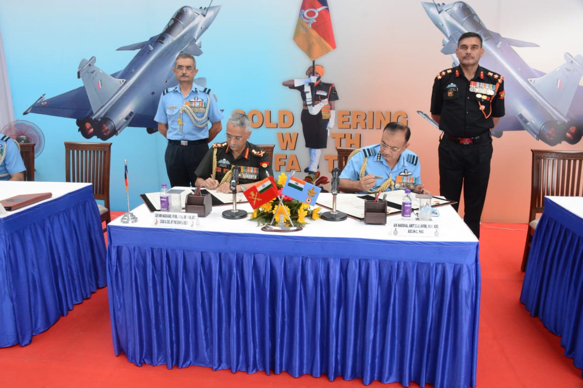 adgpi's tweet photo. An "Affiliation Ceremony" between The SIKH LIGHT INFANTRY &amp; 17 SQUADRON #IndianAirForce was solemnised today at Air Force Station, #AMBALA. The ceremony was attended by General MM Naravane #COAS and Colonel of The SIKH LIGHT INFANTRY and AOC-in-C #WesternAirCommand (1/2) https://t.co/5M2IzuDELu