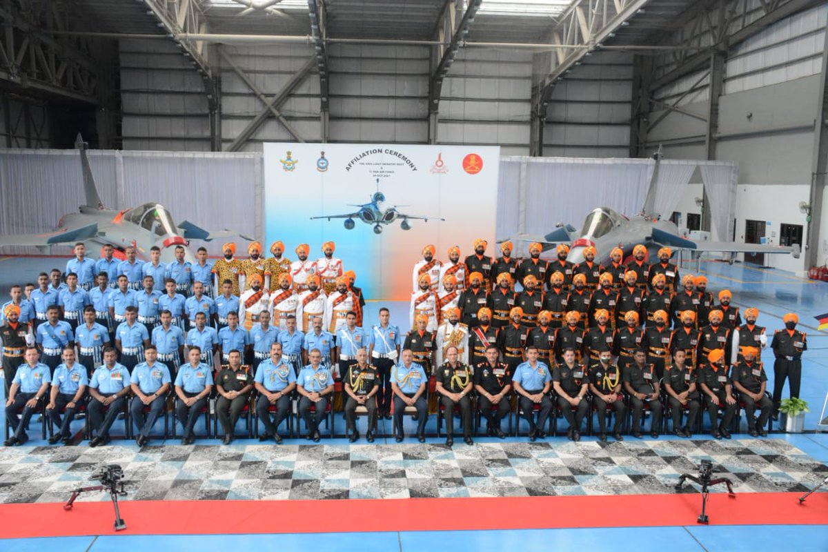 adgpi's tweet photo. An "Affiliation Ceremony" between The SIKH LIGHT INFANTRY &amp; 17 SQUADRON #IndianAirForce was solemnised today at Air Force Station, #AMBALA. The ceremony was attended by General MM Naravane #COAS and Colonel of The SIKH LIGHT INFANTRY and AOC-in-C #WesternAirCommand (1/2) https://t.co/5M2IzuDELu