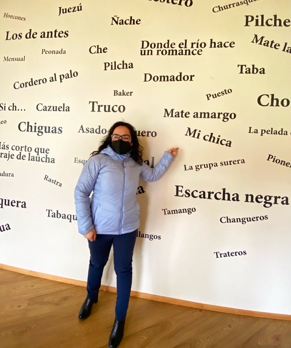 AndreaGoreAysen's tweet photo. #BuenLunes amigos y amigas! La semana pasada encontré esta pared de frases y palabras típicas de la Patagonia, ¿tú las conoces todas? 🤩

#MiChica #Juezú #Pilcha https://t.co/GEjZQEYYtP