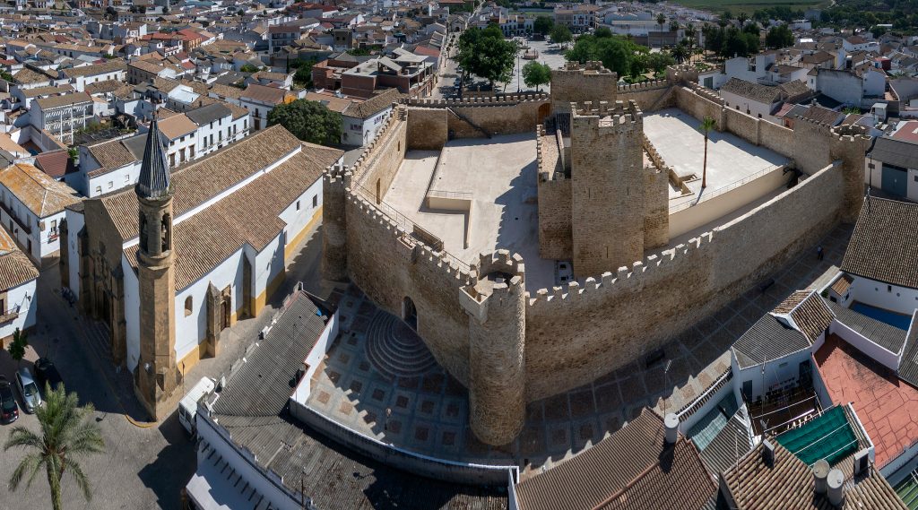 El castillo de #Lopera👉esta imponente fortaleza, que sobresale dentro del casco antiguo, conserva, a su vez, el perímetro amurallado original, que le confiere un mayor valor histórico y patrimonial. 

bit.ly/2YfNmW1

#AJaénAlParaíso <a href="/dipujaen/">Diputación de Jaén</a> <a href="/aytolopera/">Ayuntamiento Lopera</a>