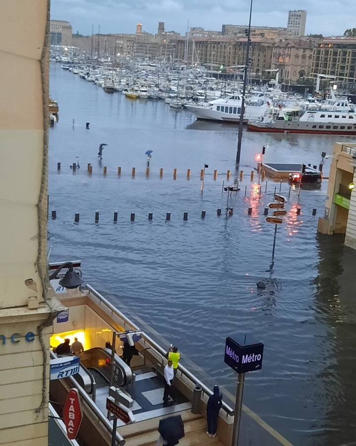 laprovence's tweet image. 🔴 Le #VieuxPort de #Marseille ce matin... Une image qui en dit long sur cette matinée d'#intempéries dans la cité phocéenne.

Crédit : Fabiola Bernard