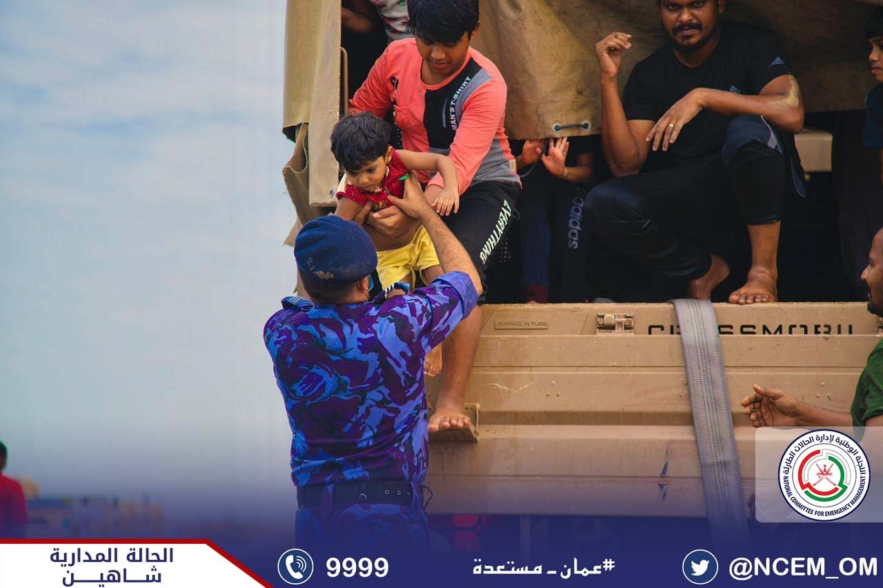 عملية إجلاء مجموعة من الأشخاص بما فيهم طفل