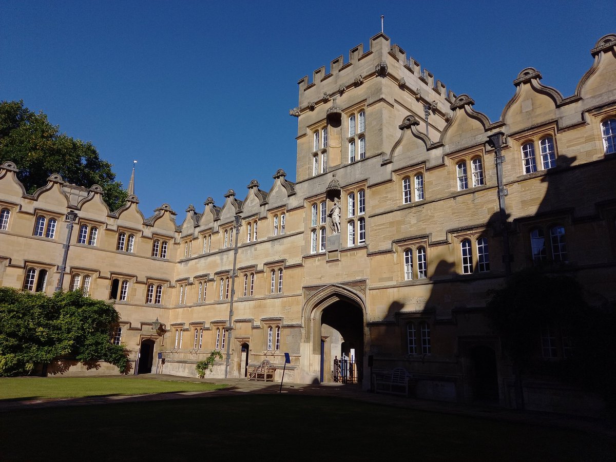 Main Quad looking lovely for the 2nd day of @UnivOxford Welcome Week! I'll be helping out with both our Staircase Tea and tonight's trip to watch the new James Bond film #NoTimeToDie