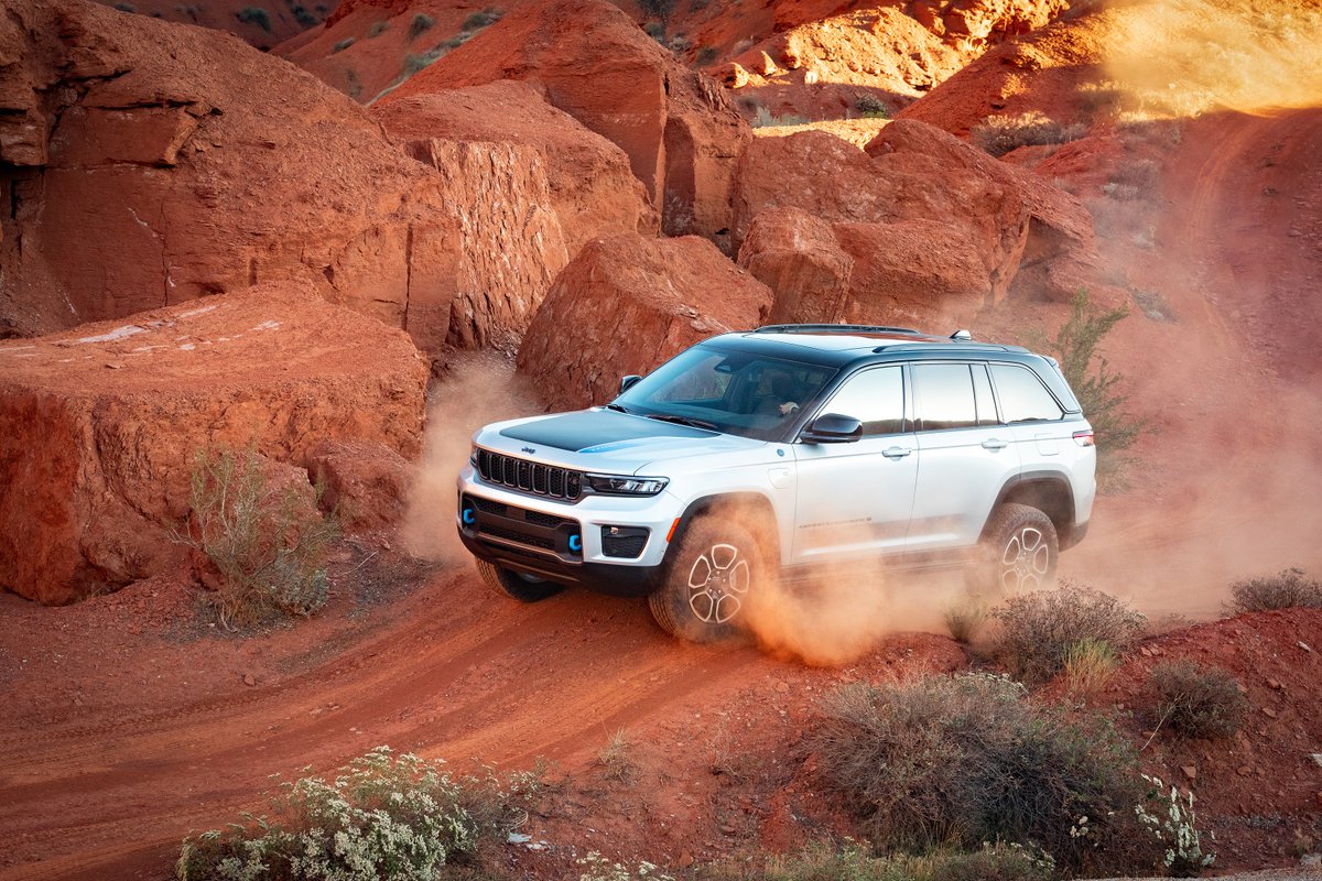 StellantisNAEsp's tweet photo. Ya sea conquistando Moab o el Rubicon Trail en modo completamente eléctrico, el nuevo @Jeep Grand Cherokee Trailhawk #4xe es el Grand Cherokee 4x4 más capaz jamás fabricado. #offrad, #trailrated. https://t.co/hpkC1ds2zS https://t.co/2ZBvSx7W0q