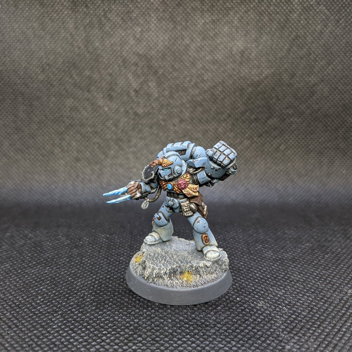 Gerry_B63's tweet photo. A recently finished #wolfguard pack leader to keep my Blood Claws in check. This mini was from the first ever pack I purchased, some Devastators back in the 90s. I hope you like him!
#spacewolves
#warhammercommunity
#warmongers
#PaintingWarhammer
@WarComTeam https://t.co/ZPnptf3F3V