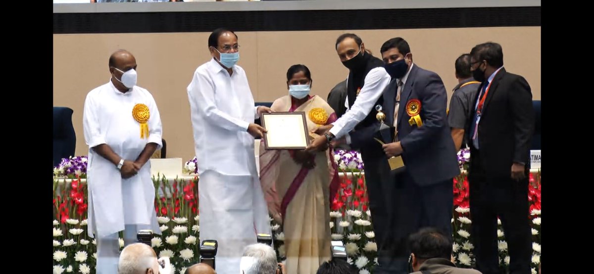 StJohns_Blr's tweet photo. The @MSJEGOI conferred #VayoshreshthaSamman-2021 Award to @StJohns_Blr #SJMC for 'Best Institution for research in field of Aging'
Hon'ble @VPSecretariat- Shri @MVenkaiahNaidu awarded this to #SJMC on Oct 1
Prof A Kasthuri &amp; Dr Pretesh K received award on behalf of Institution https://t.co/RYf0R6rGe9