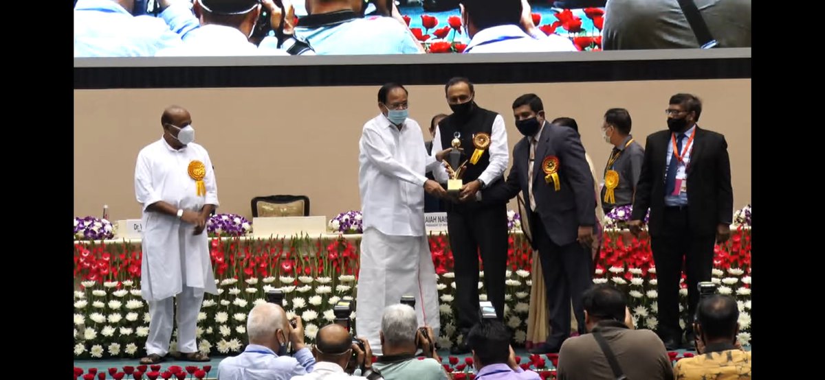StJohns_Blr's tweet photo. The @MSJEGOI conferred #VayoshreshthaSamman-2021 Award to @StJohns_Blr #SJMC for 'Best Institution for research in field of Aging'
Hon'ble @VPSecretariat- Shri @MVenkaiahNaidu awarded this to #SJMC on Oct 1
Prof A Kasthuri &amp; Dr Pretesh K received award on behalf of Institution https://t.co/RYf0R6rGe9
