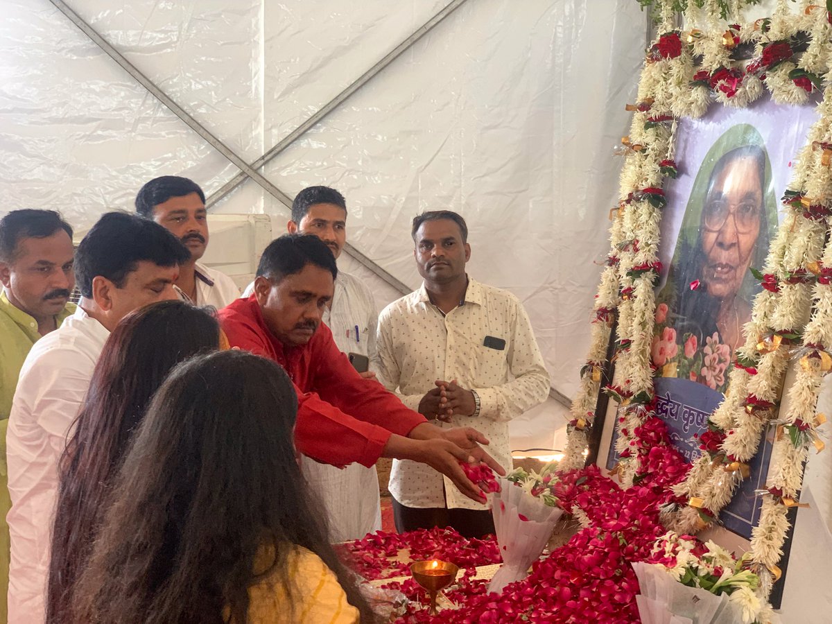 ApnaDalMP's tweet photo. चित्रकूट जनपद के हनुमानगंज गांव में  @ApnaDalOfficial के कार्यकारी राष्ट्रीय अध्यक्ष/MLC मा०श्री @ErAshishSPatel जी की माता जी कि श्रद्धांजलि सभा मे पहुँच कर श्रद्धेय माँ कृष्णावती जी को श्रद्धा सुमन अर्पित करते हुऐ @ApnaDalMP के प्रदेश अध्यक्ष मा०अमृतलाल पटेल जी। @AnupriyaSPatel https://t.co/34mFvuLFrg