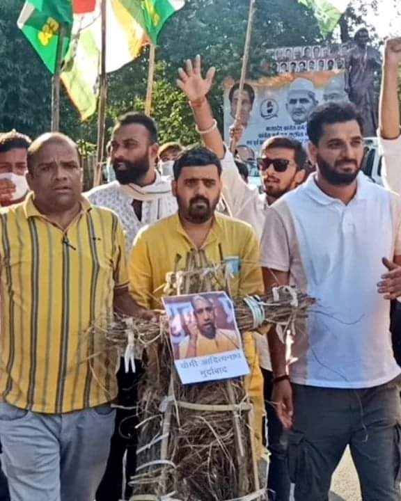 viveknsui1's tweet photo. आज भोपाल में युवा काँग्रेस कार्यकर्ताओं ने श्रीमती प्रियंका गांधीजी की असंवैधानिक गिरफ्तारी के विरोध में मुख्यमंत्री योगी का पुतला दहन किया।
लखीमपुर में अन्नदाताओं की हत्या अक्षम्य है। अपने खून पसीने से जो भारत को सींचते हैं, उनके खून का एक-एक कतरा इंकलाब लाएगा। https://t.co/iINNxibEGk
