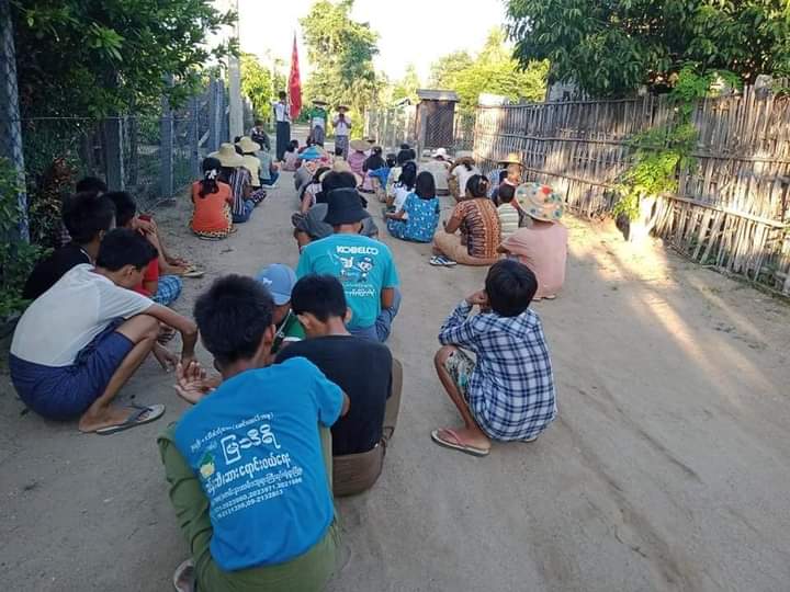 AyePyaePyaeKha9's tweet photo. Locals in Yae Kyi Pin village of Yinmarbin township staged peaceful sunset strike to uproot Fascist Military.

REFUGEES  NEED HELP

#Oct4Coup
#WhatsHappeningInMyanmar https://t.co/CkVokLyMAd