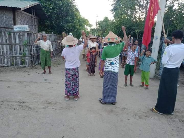 AyePyaePyaeKha9's tweet photo. Locals in Yae Kyi Pin village of Yinmarbin township staged peaceful sunset strike to uproot Fascist Military.

REFUGEES  NEED HELP

#Oct4Coup
#WhatsHappeningInMyanmar https://t.co/CkVokLyMAd