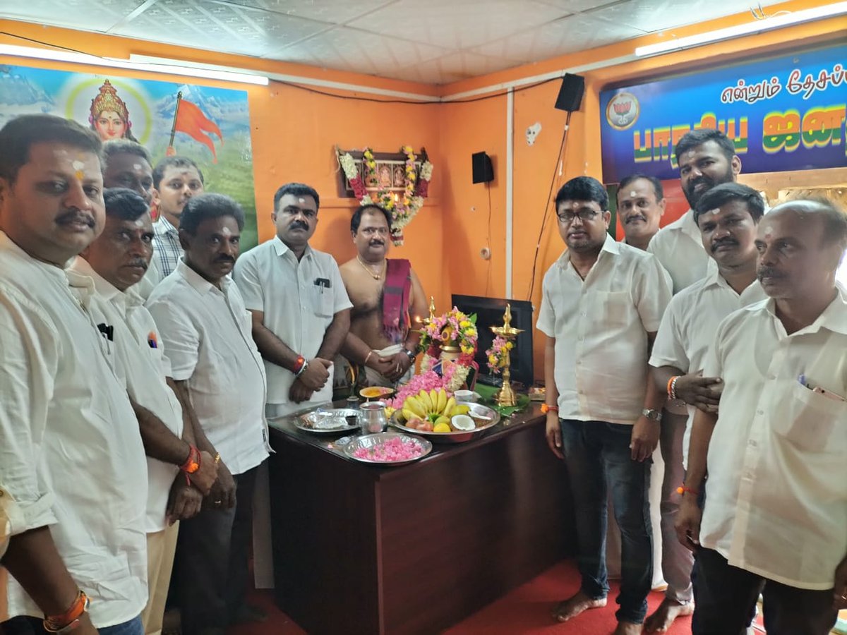 RTMurali2's tweet photo. சிங்காநல்லூர் சட்டமன்ற தொகுதியில்
ஒண்டிப்புதூர் மண்டலுக்குட்பட்ட #நேதாஜிபுரம் பகுதியில் 
இன்று காலை பாரத தேசத்தின் தவப்புதல்வன் #திரு.#நரேந்திரமோடி ஜி 
அவர்கள்நீண்டஆயுள்,ஆரோக்கியத்துடன் இருக்க #சிறப்புபூஜையும்,பொது மக்களுக்கு 39 வகையான மூலிகைகளால் ஆன #மூலிகைகஞ்சி  வழங்கப்பட்டது. https://t.co/IQOpG6XhlC