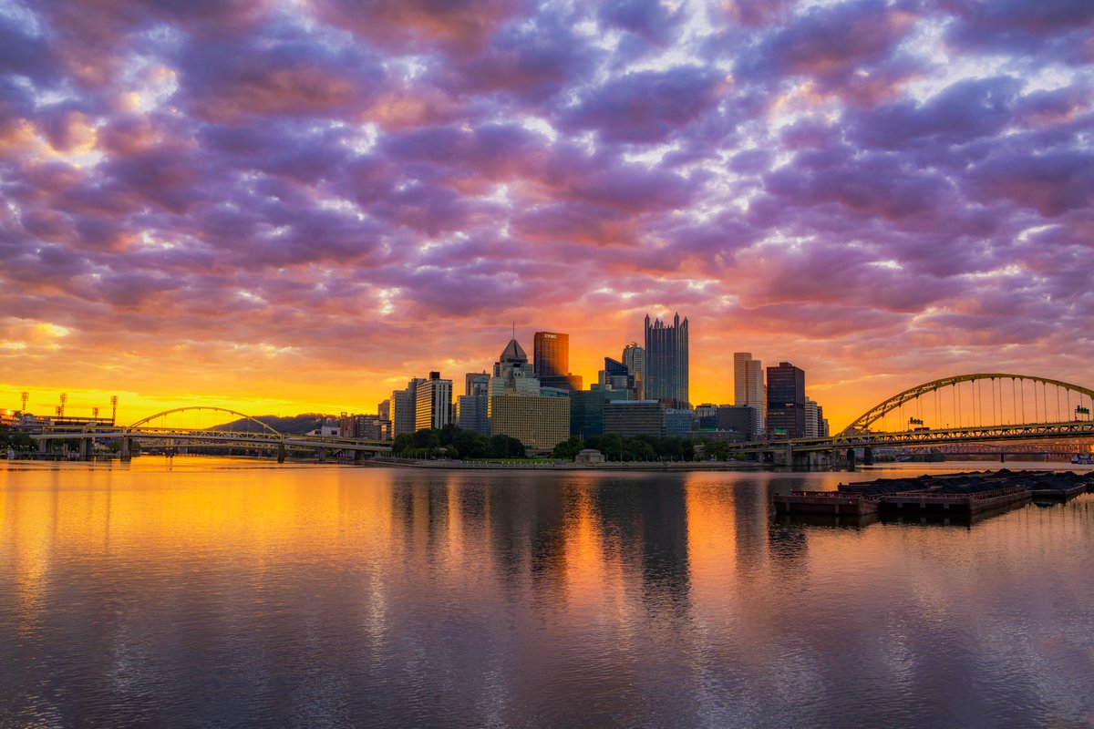 DaveDiCello's tweet image. A little color to kick off this dreary Monday in #Pittsburgh, and another shot from that insane sunrise last Wednesday. As the sun rose it provided some incredible backlight for the clouds above town, with a few rays even sneaking through the skyline, creating an amazing scene.