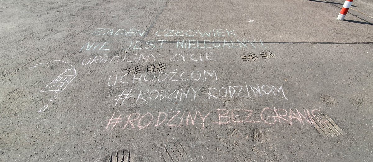 Warszawski Mokotów, 6m od mojego bloku - #RefugeesWelcome! Duma! ✊🏻

#GdzieSąDzieci #RodzinyRodzinom