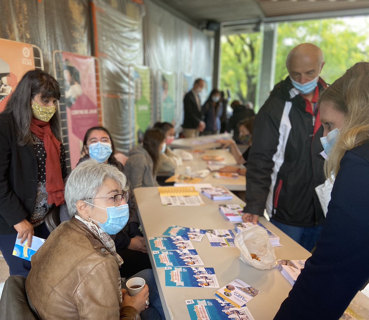 KheiraCapdepon's tweet photo. 🌺La semaine des aîné-es et des aidant-es 2021 c'est parti ! Une première à #Grenoble pour permettre aux habitant-es d'aller à la découverte des services de la @VilledeGrenoble et du #CCAS #accesauxdroits 🌏#Du4au8octobre2021aGrenoble #teamVADA ❤️ https://t.co/cbIRb7NtGP https://t.co/iUfglpsQiI