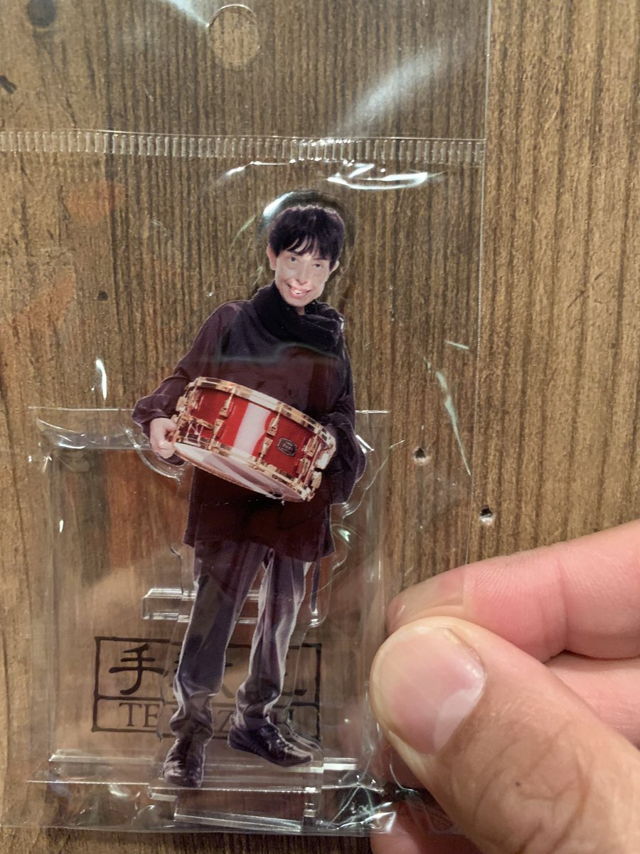 SaigaYasuyuki's tweet photo. 闘病中の菅沼孝三氏。出会いは22歳プロとして活動して初めの頃。当時の事務所が僕を見かねて僕が叩くリハーサルを孝三さんが見るというとんでもない事態に。以来ドラム道場や現場とんでも無いほどお世話になって、。今闘病中で作ったアクリルキーホルダーを売れないという事でサークルて販売中です！ https://t.co/yBm3j4kwoT