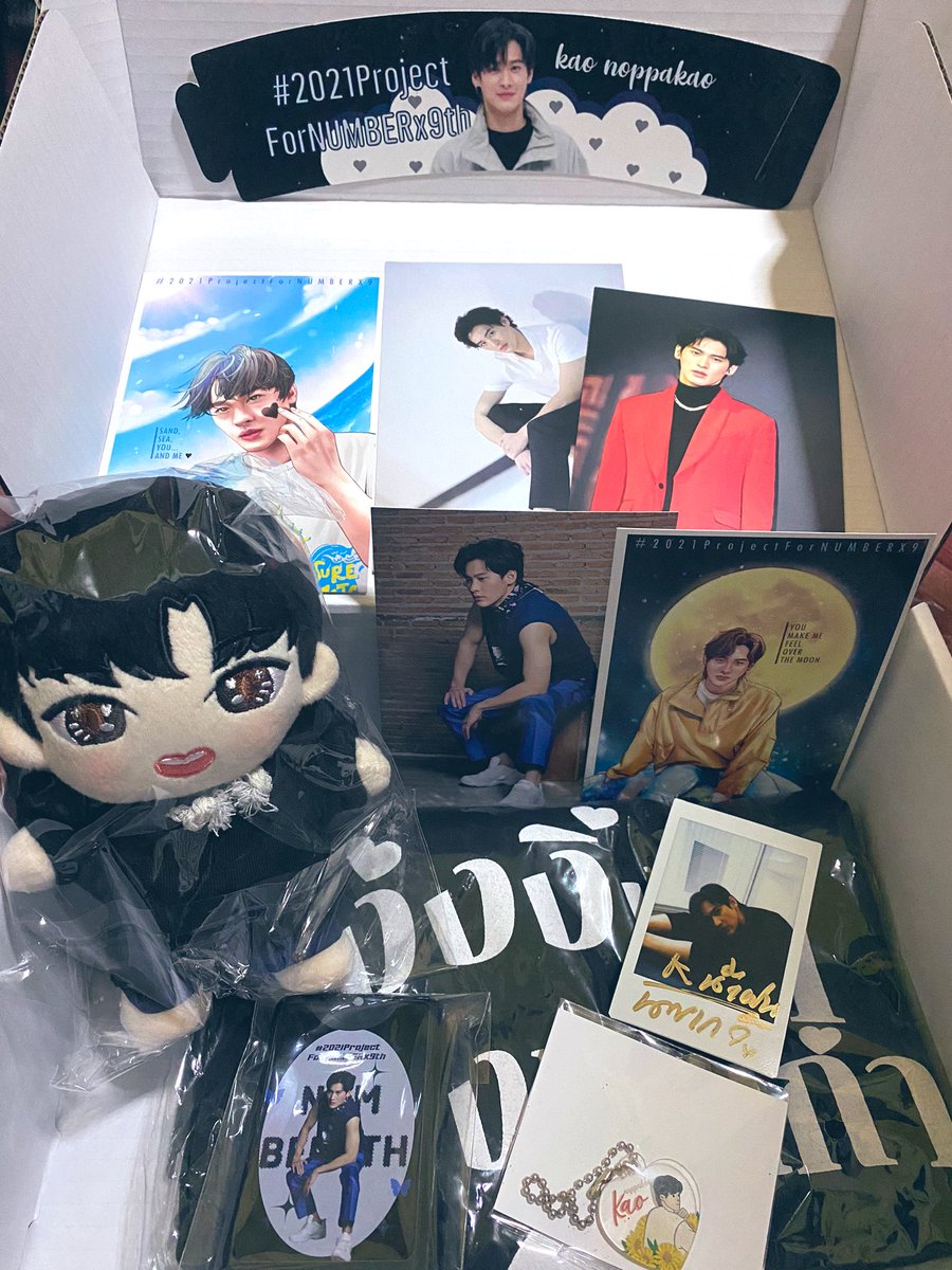 NamFonIsMe's tweet photo. ได้รับของที่ระลึกจากโปรเจคแล้วนะคะ ขอบคุณทีมโปรเจคมากๆนะคะ 🖤🖤 มีลุงปังไปคู่กับย้อนหมูหยองแล้ว #2021ProjectForNUMBERX9 @projectforNo9 https://t.co/s0uL94A6Z0