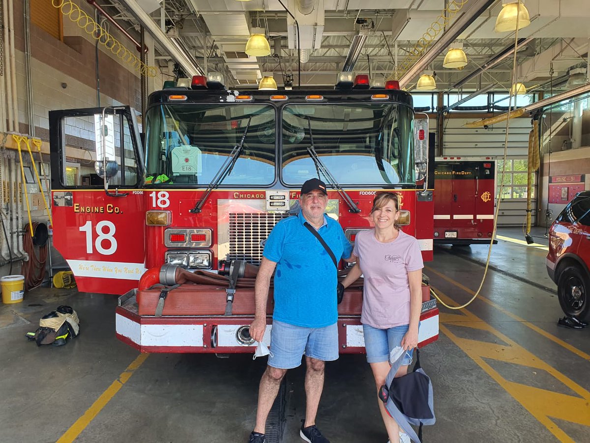 alemdou's tweet image. Fanáticos de @NBCOneChicago, con @RobertoMiradio fuimos en busca de dónde la filman y llegamos a #Engine18 
Gracias por la buena onda de aceptar a éstos locos por #ChicagoFire 🤗