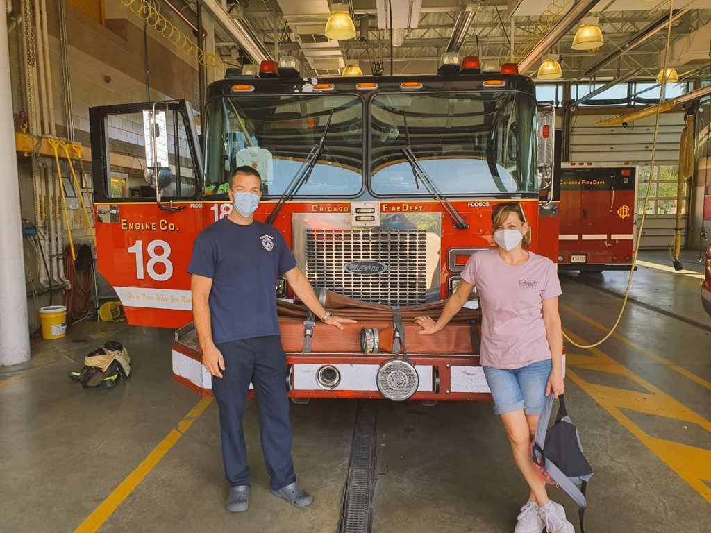 alemdou's tweet image. Fanáticos de @NBCOneChicago, con @RobertoMiradio fuimos en busca de dónde la filman y llegamos a #Engine18 
Gracias por la buena onda de aceptar a éstos locos por #ChicagoFire 🤗