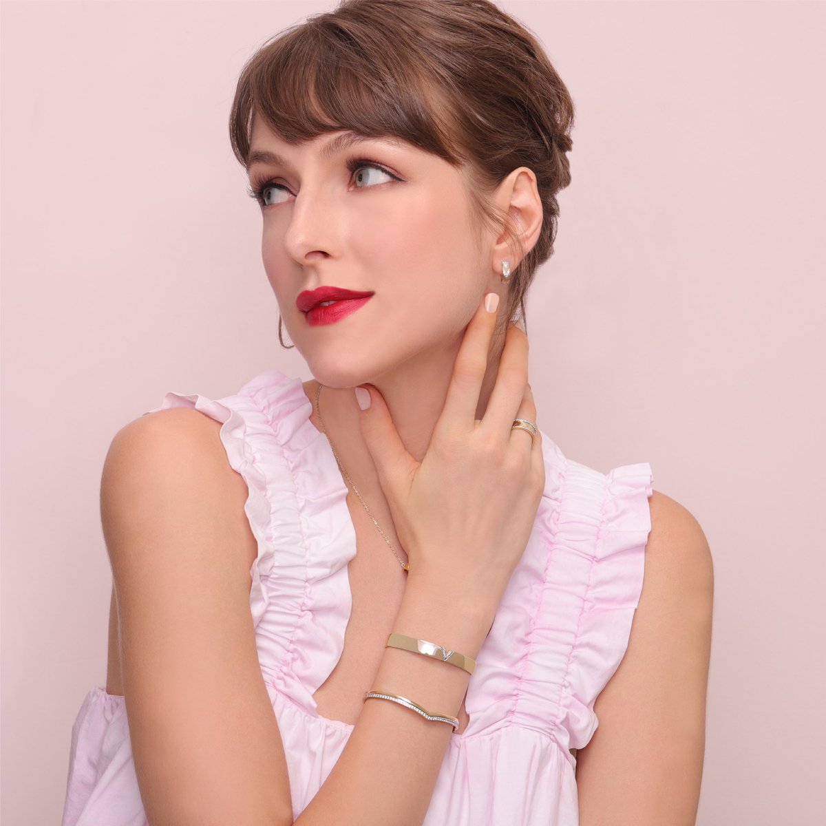 ARTEJewellery's tweet photo. A single piece in our new Reversed A collection can be worn to create an eye-catching stack, giving an incredibly chic look on your daily basis! 

Discover more at https://t.co/wTHazhYYYw

#ARTEMadrid #ARTE #ReversedA #bangle #bracelet #earrings #necklaces #rings https://t.co/h8QNv2iwgc