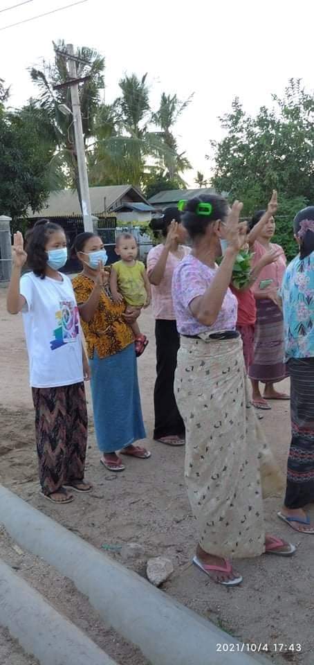 miN13700's tweet photo. A daily demonstration against the military junta was staged in a village in Salingyi township on the evening of October 4.

REFUGEES  NEED HELP

#Oct4Coup
#WhatsHappeningInMyanmar https://t.co/taB08gtqza