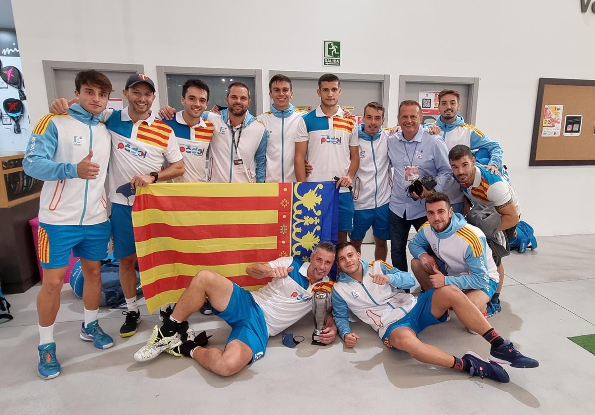 🏆 ¡Este equipo vale 🥇! 😍

📍Carballo, La Coruña
<a href="/comunitatesport/">Comunitat de l'Esport</a> 
<a href="/padelfederacion/">Federación Española de Pádel</a>
