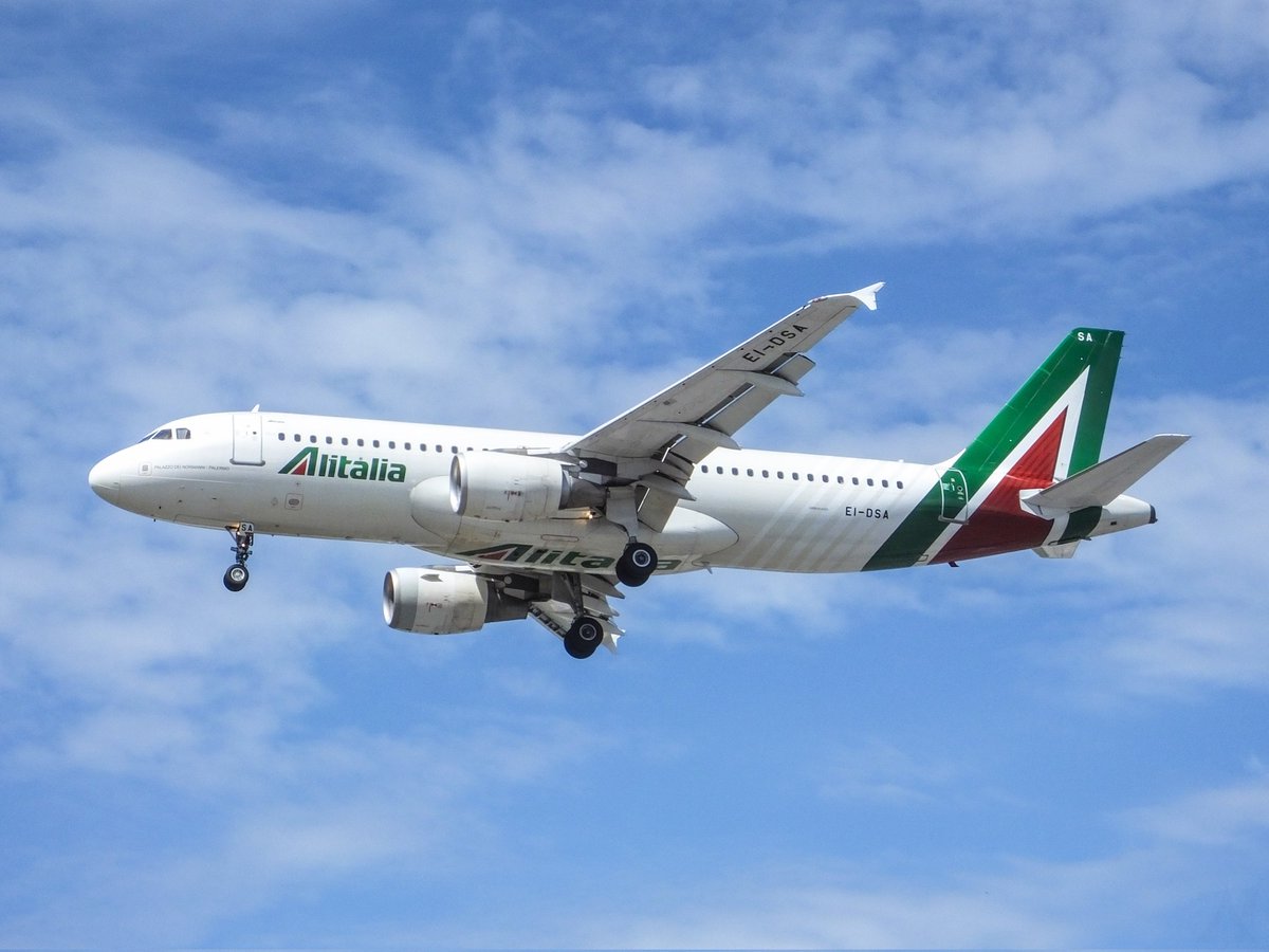 JetA1Photos's tweet photo. Alitalia fly the A320 family into Heathrow.
Occasionally we are treated to a heavy.
#avgeek #instplane #planespotting #heathrowspotter #aircraft #airlines #aviationlovers #airport #plane #planespotter #airside #airsideops #heathrowairport #aviation
@HeathrowAirport @Alitalia https://t.co/dtwd8qjq8v
