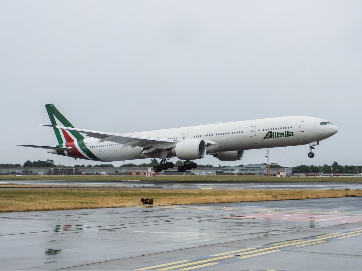 JetA1Photos's tweet photo. Alitalia fly the A320 family into Heathrow.
Occasionally we are treated to a heavy.
#avgeek #instplane #planespotting #heathrowspotter #aircraft #airlines #aviationlovers #airport #plane #planespotter #airside #airsideops #heathrowairport #aviation
@HeathrowAirport @Alitalia https://t.co/dtwd8qjq8v