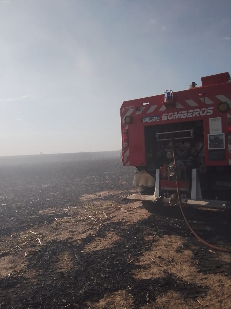 fbvpcba's tweet photo. #BomberosVoluntariosAlicia #Reg4
1-10/ 13:45 hs incendio un campo a 8 km de la Localidad, se despachan Móvil 7 (Forestal) con personal de Bomberos a cargo de BV Rossetto y Móvil 8 (Abastecimiento) a cargo de Sgto 1° Carovini
Se controla y extingue incendio-Sup. afectada: 25 Has https://t.co/cLr9Xdm8Il