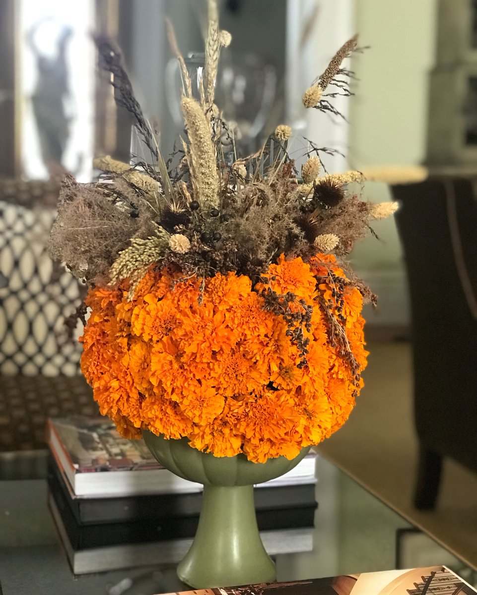 A charming centerpiece ✨
.
Have you ever seen a pumpkin made from marigolds? Well, now you have! This was such a creative seasonal project, I just had to share it with you all. What do you think? Let me know in the comments below. 👇🏻
.
#marigolds #pumpkin #seasonal #decor