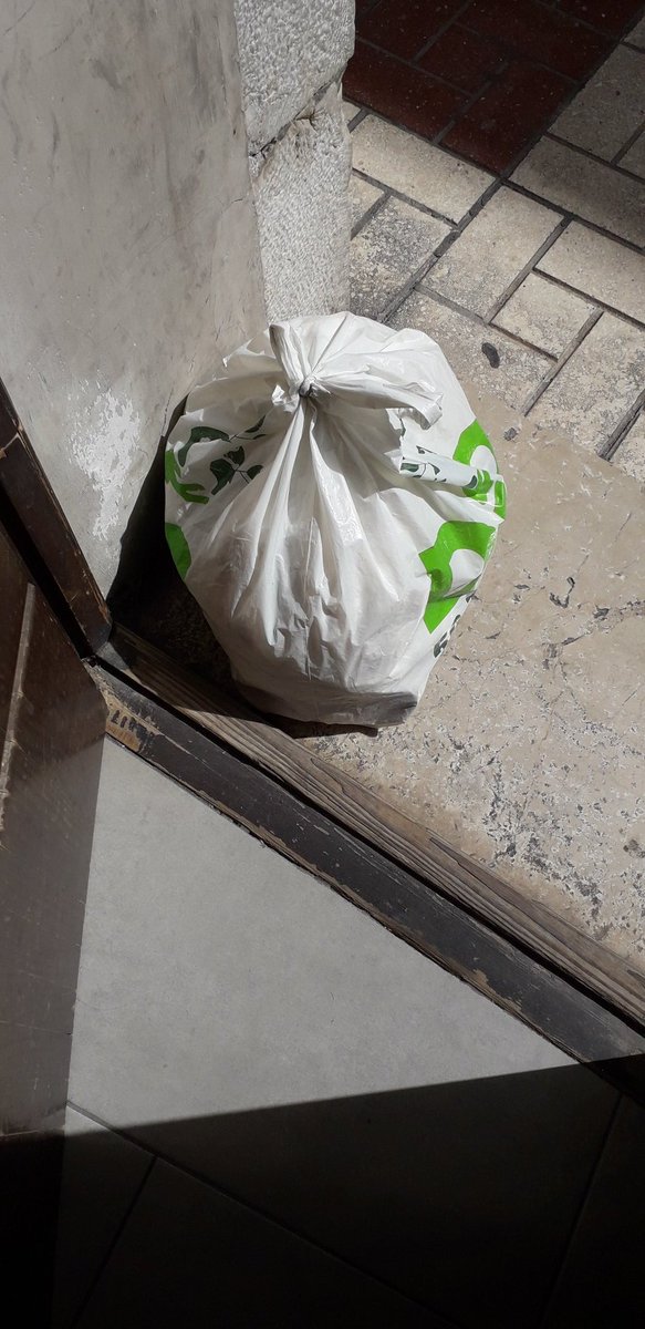 ¡Me han dejado una bolsa de basura en mi puerta a plena luz del día! <a href="/vecinosmalaga/">CentroAntiguoMálaga</a> <a href="/LimasamOficial/">Limpieza de Málaga</a> <a href="/malaga/">Ciudad de Málaga</a> <a href="/pacodelatorrep/">Paco de la Torre</a> 
¿Hasta dónde podemos aguantar los vecinos del centro de Málaga?