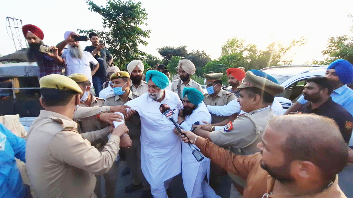 Sukhjinder_INC's tweet photo. ਉਪ ਮੁੱਖਮੰਤਰੀ ਸ.ਸੁਖਜਿੰਦਰ ਸਿੰਘ ਰੰਧਾਵਾ ਜੀ ਨੂੰ ਪਹਿਲਾ ਪੁਲਿਸ ਵੱਲੋ UP ਬਾਰਡਰ ਉੱਤੇ ਰੋਕਿਆ ਗਿਆ ਅਤੇ ਉਸ ਤੋਂ ਬਾਅਦ ਉਹਨਾਂ ਨੂੰ ਹਿਰਾਸਤ ਵਿੱਚ ਲਿਆ ਗਿਆ। ਮੁਜ਼ਰਿਮ ਪਿਤਾ ਪੁੱਤਰ ਦੀ ਗਿਰਫਤਾਰੀ ਦੀ ਥਾਂ ਸ਼ਾਂਤੀ ਨਾਲ ਇਨਸਾਫ਼ ਦੀ ਮੰਗ ਕਰਨ ਵਾਲਿਆ ਨੂੰ ਗਿਰਫ਼ਤਾਰ ਕਰਕੇ ਮੋਦੀ ਸਰਕਾਰ ਸ਼ਰੇਆਮ ਧੱਕਾ ਕਰ ਰਹੀ ਹੈ। @CHARANJITCHANNI https://t.co/cnGXyHPOJE