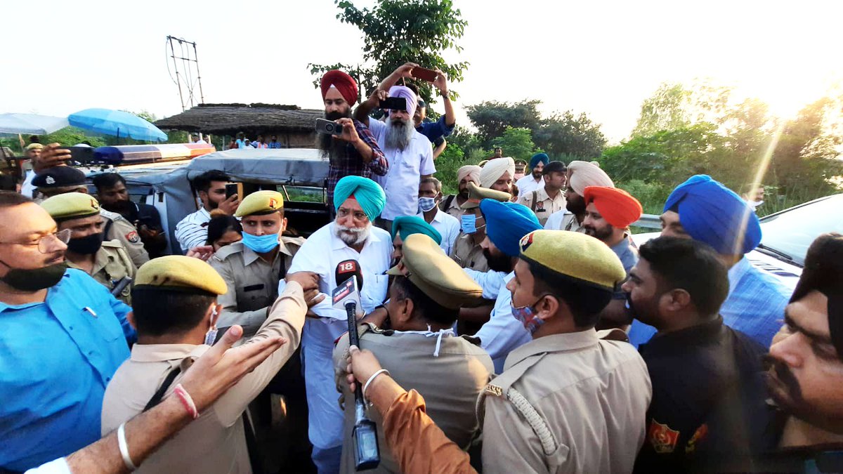 Sukhjinder_INC's tweet photo. ਉਪ ਮੁੱਖਮੰਤਰੀ ਸ.ਸੁਖਜਿੰਦਰ ਸਿੰਘ ਰੰਧਾਵਾ ਜੀ ਨੂੰ ਪਹਿਲਾ ਪੁਲਿਸ ਵੱਲੋ UP ਬਾਰਡਰ ਉੱਤੇ ਰੋਕਿਆ ਗਿਆ ਅਤੇ ਉਸ ਤੋਂ ਬਾਅਦ ਉਹਨਾਂ ਨੂੰ ਹਿਰਾਸਤ ਵਿੱਚ ਲਿਆ ਗਿਆ। ਮੁਜ਼ਰਿਮ ਪਿਤਾ ਪੁੱਤਰ ਦੀ ਗਿਰਫਤਾਰੀ ਦੀ ਥਾਂ ਸ਼ਾਂਤੀ ਨਾਲ ਇਨਸਾਫ਼ ਦੀ ਮੰਗ ਕਰਨ ਵਾਲਿਆ ਨੂੰ ਗਿਰਫ਼ਤਾਰ ਕਰਕੇ ਮੋਦੀ ਸਰਕਾਰ ਸ਼ਰੇਆਮ ਧੱਕਾ ਕਰ ਰਹੀ ਹੈ। @CHARANJITCHANNI https://t.co/cnGXyHPOJE