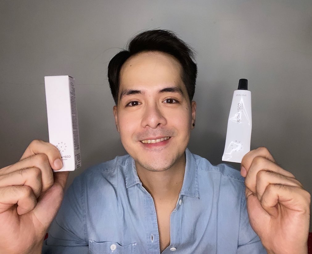 mike_quinzon's tweet photo. Annyeonghaseyo! ❤️☺️

Thank you Lalafranc for sending me this Korean Cozy Mood Hand Cream. Super bango at maganda siya sa kamay. 

You can watch my vlog about this product through this link: https://t.co/571dillGrQ

Like &amp; Subscribe! #VlogMQ #Lalafranc https://t.co/AXu1AUoyvI