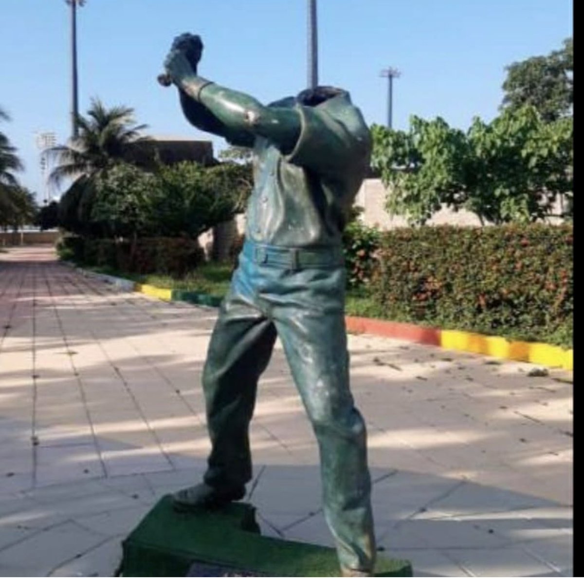 FejedAli's tweet photo. Al IDER debería darle vergüenza tener la estatua de Abel leal sin cabeza más de tres meses.
Pequeños detalles que demuestran el poco compromiso en algo tan fácil de solucionar. @ElUniversalCtg @javieramoz @AlcaldiaCTG https://t.co/I71ShbN13x