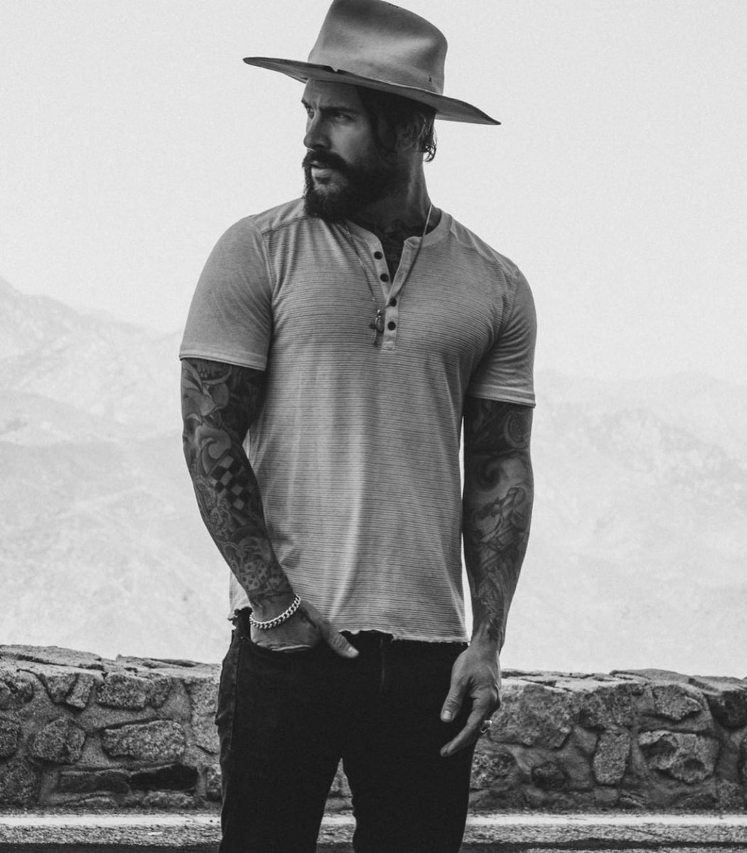 ATasteForDesire's tweet photo. #MCE @QuinBIade first of all god damn this pic is hot as fuck. And secondly thank you for being everything I could ever want or need in a partner, boyfriend and friend. You make me laugh and smile constantly and are more then I could have ever asked or hoped for. 😘😘❤️❤️ https://t.co/iMIqD4Sns8